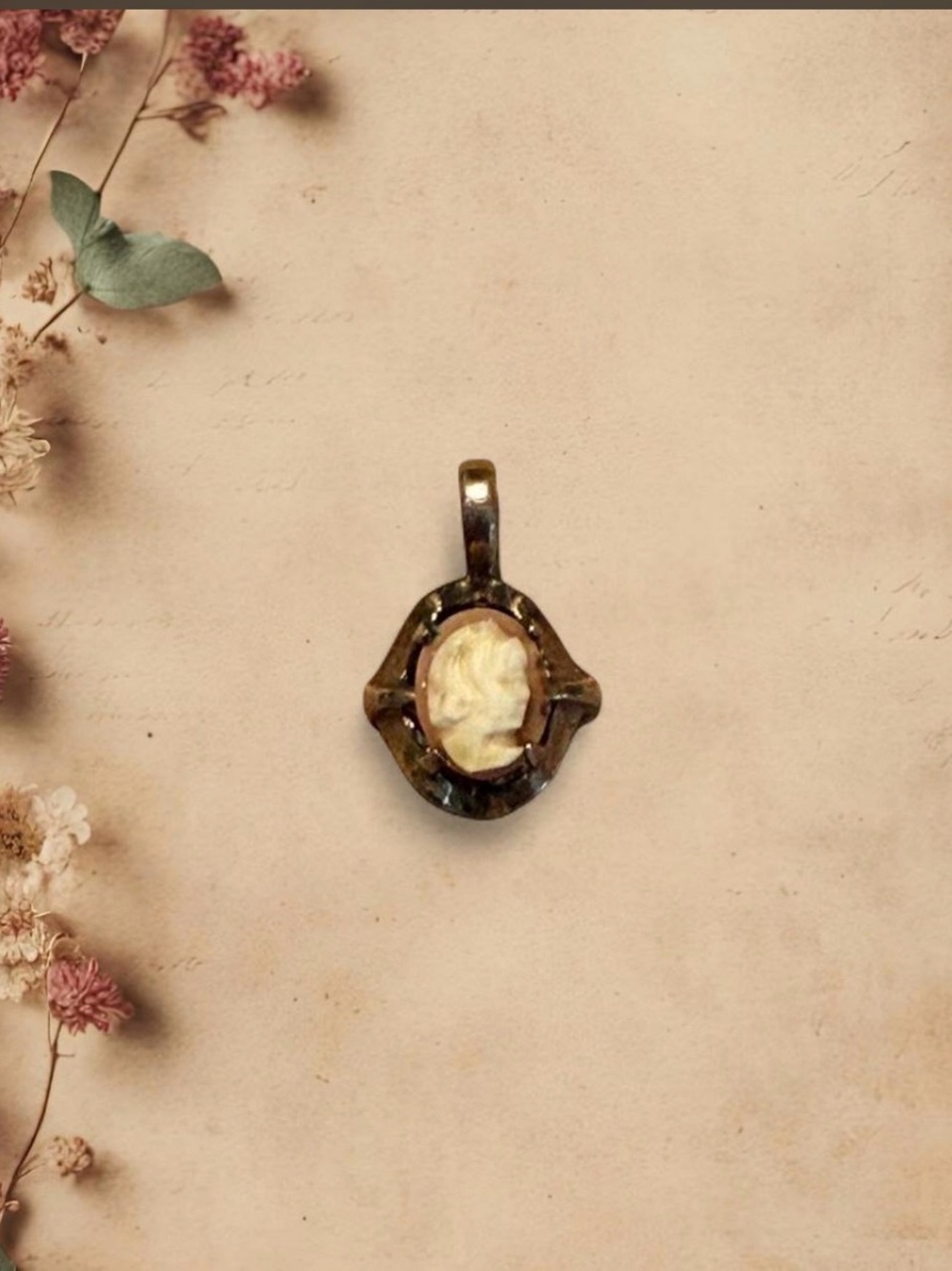 American Vintage Cream Cameo Pendant with Antique Gold Frame